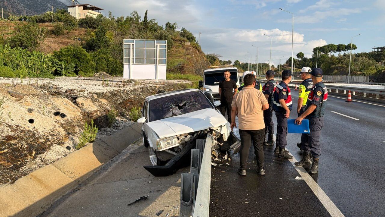Alanya’da bariyerlere saplanan otomobilin sürücüsü yaralandı — fotoğraf 3